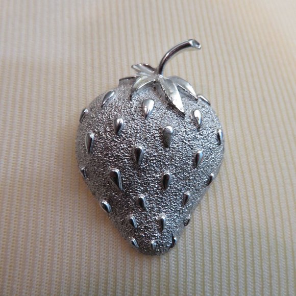 Sarah Coventry Silver-tone Strawberry Brooch - Picture 2 of 8